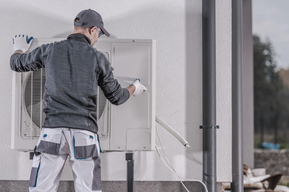 Plombier installant une pompe à chaleur