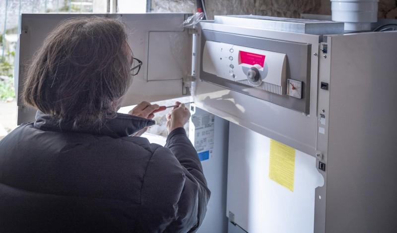 Plombier intervenant sur une chaudière